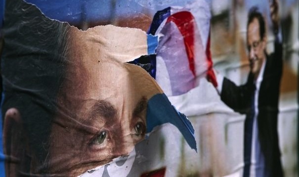 314081_affiches-electorales-dechirees-de-nicolas-sarkozy-et-francois-hollande-le-24-avril-2012-dans-une-rue-de-paris