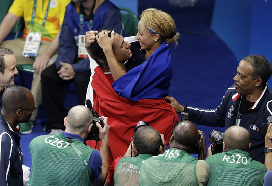 4985842_6_4bd5_estelle-mossely-et-tony-yoka-un-couple-de_43fbabb81b33b7b7e85f69f60b3d013b